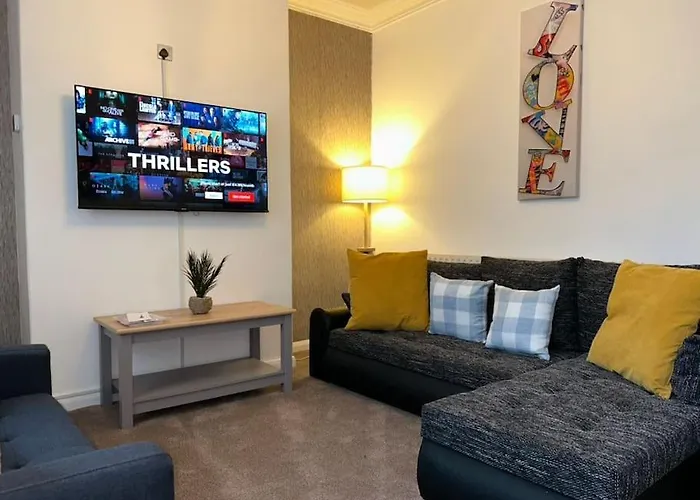Homely 3 Bed House Halifax