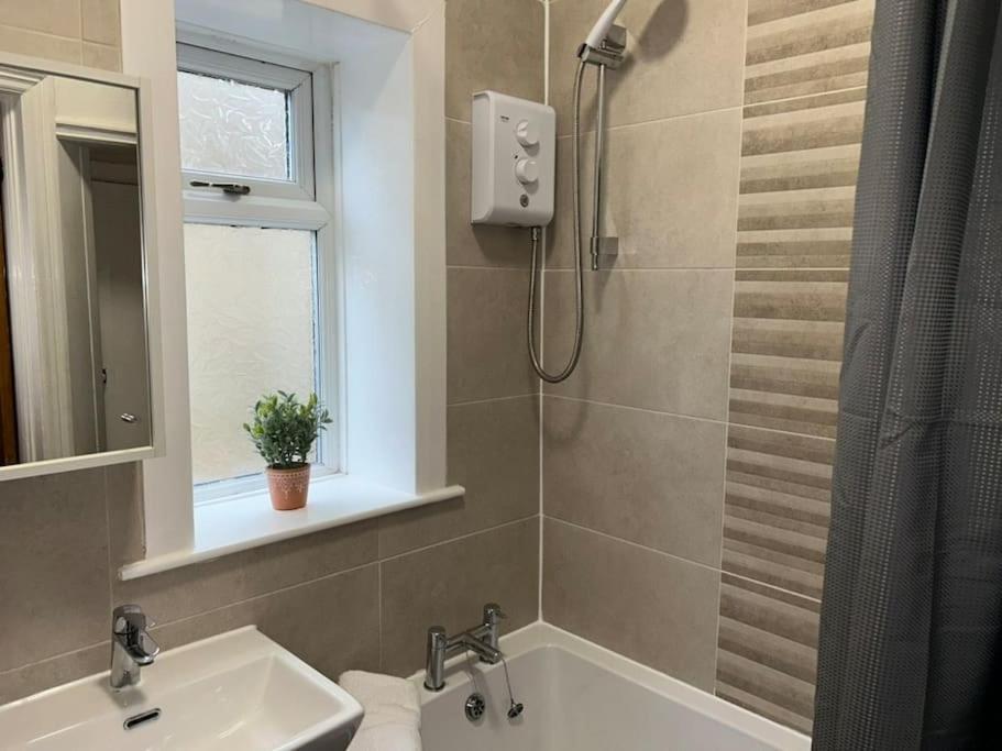 Homely 3 Bed House Halifax Exley