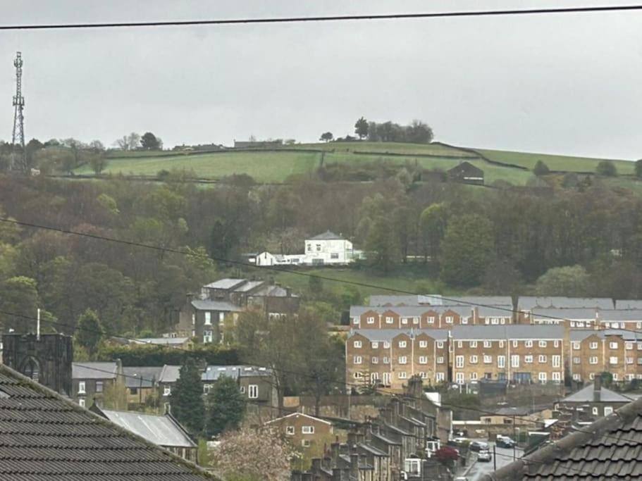 Homely 3 Bed House Halifax Exley