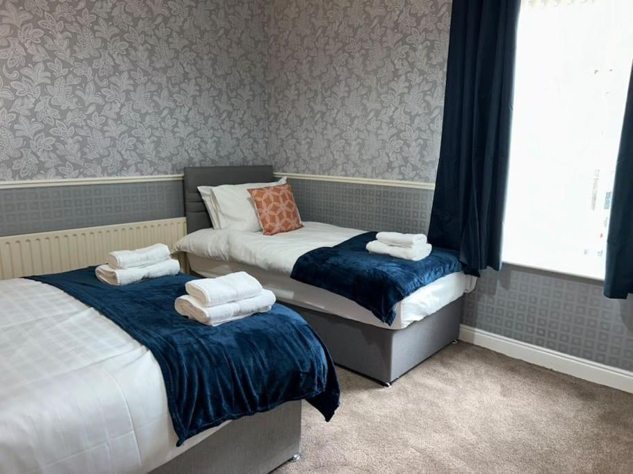 Homely 3 Bed House Halifax Сasa de vacaciones Exley