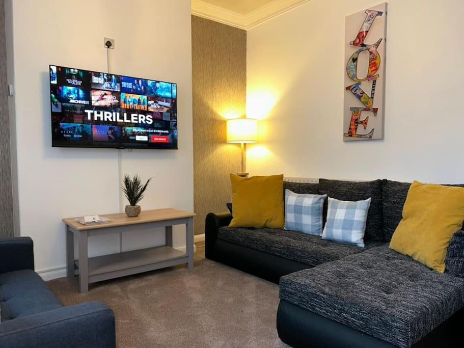 Homely 3 Bed House Halifax Сasa de vacaciones Exley